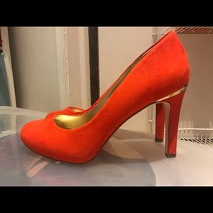 Size 7.5 orange pumps